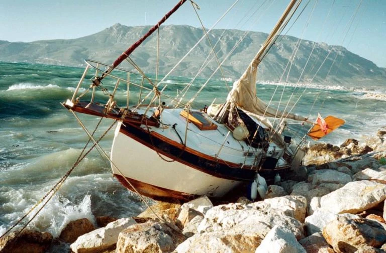 Ψαρά: Ιστιοφόρο με 65 πρόφυγες και μετανάστες έπεσε στα βράχια – Η μαραθώνια επιχείρηση διάσωσης